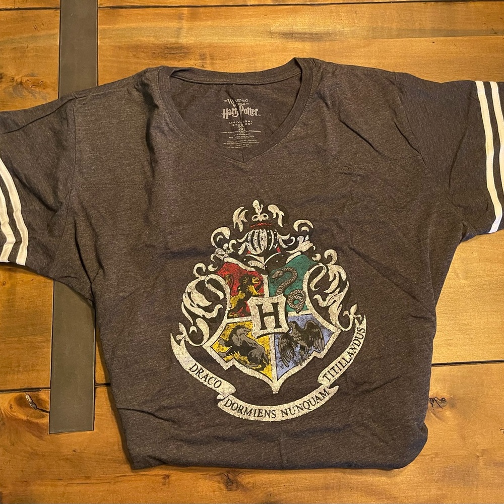 Harry Potter Hogwarts Shield Gray T-Shirt